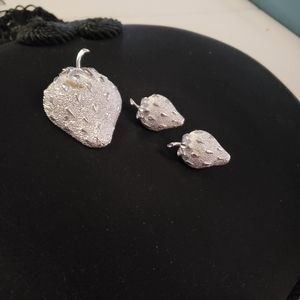 1960 SARAH COVENTRY BROOCH AND EARRINGS